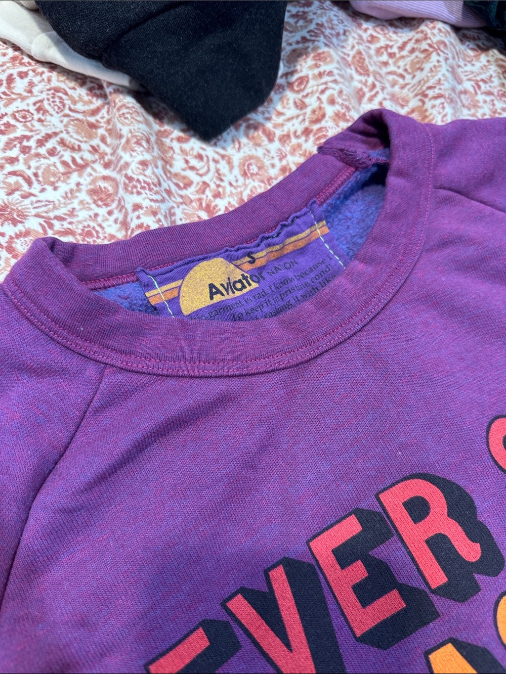 Never stop chasing rainbows crewneck - Picture 3 of 4